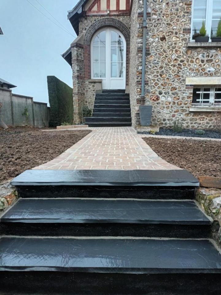 Confiez-nous l’embellissement de votre extérieur à L’Aigle grâce à nos compétences en maçonnerie paysagère.